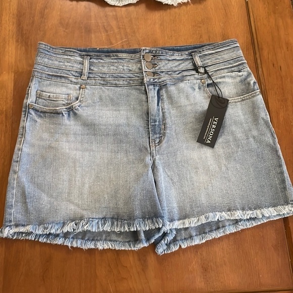 VERSONA NWT Jean Shorts Size 16 - Picture 1 of 10